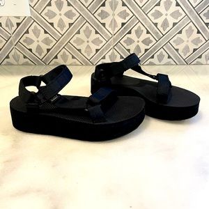 Platform Teva- Sz 8. LIKE NEW!!! ‘Flatform Universal’